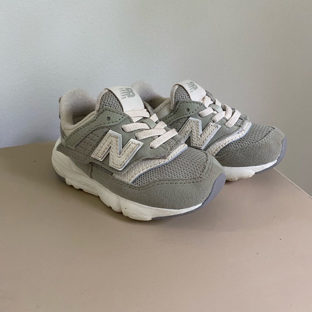 New Balance Green and White Retro infant / toddler size 5 sneakers